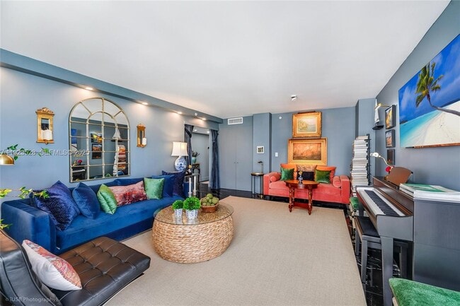 Photo - 2555 Collins Ave Unidad PH114