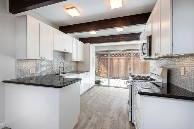 Building Photo - 4040 Grand View Blvd Unit 15