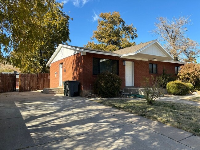 Building Photo - Upgraded Downstairs Duplex w/ Large Backyard!