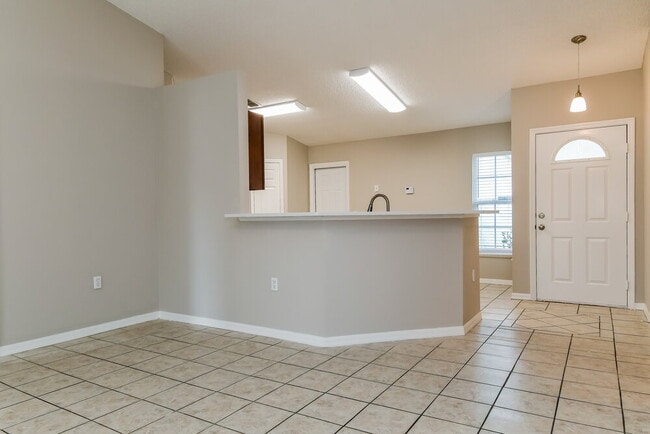 Photo - 65 Reeding Ridge Dr W