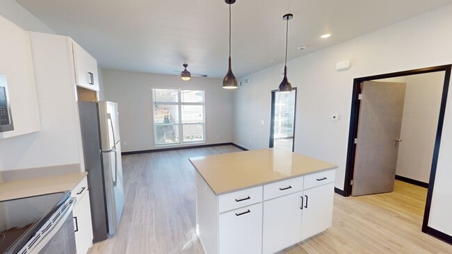 Building Photo - 2807 Oakland St Unit 202