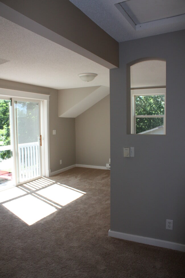 4969 Stewart Ave Unidad 2-Upper