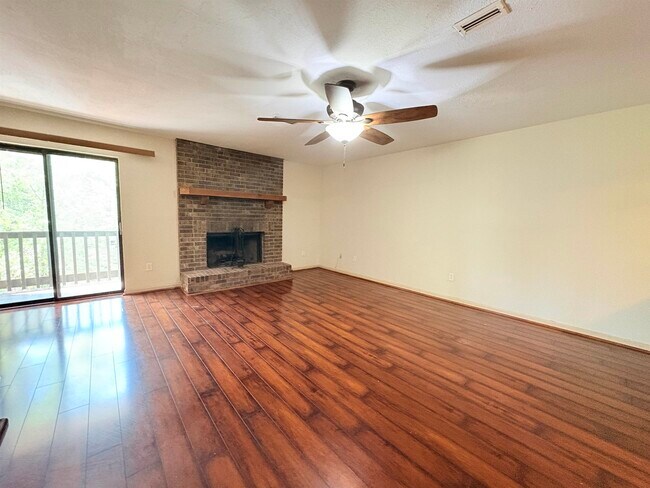 Photo - 1202 Cross Creek Way House