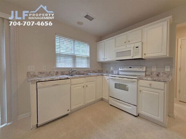 Photo - 3 Bedroom/ 2.5 Bath Home in Convenient Cha...