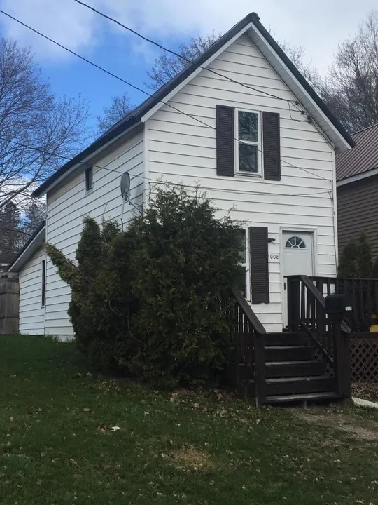 Photo - 1008 Tweed St