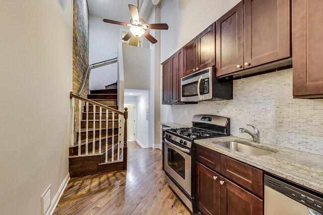 Building Photo - 1802 N Sheffield Ave Unit R