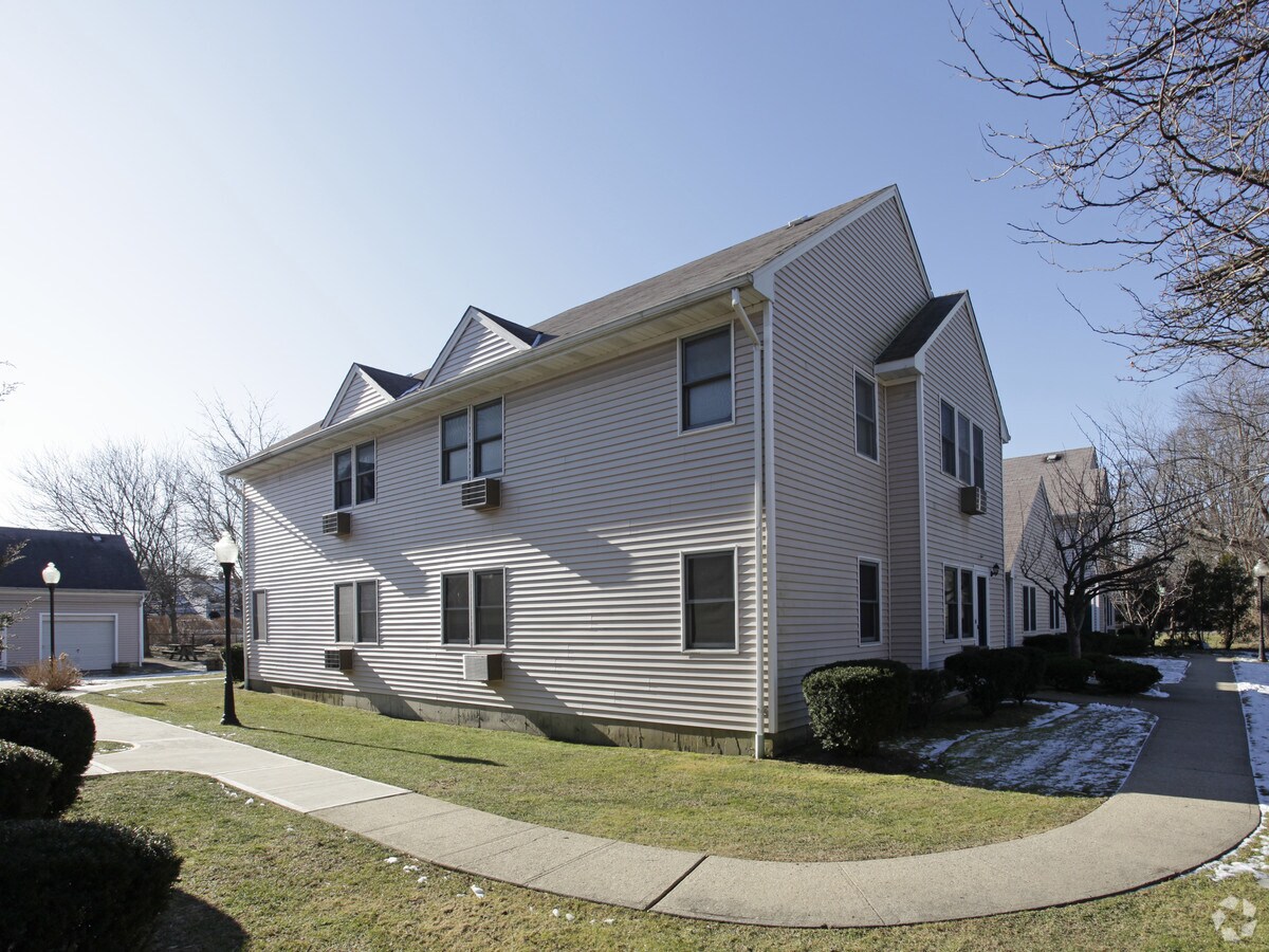 Locustwood Green Apartments Islip, NY