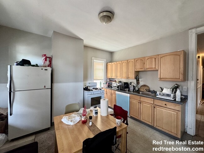 Building Photo - 348 Faneuil St Rental