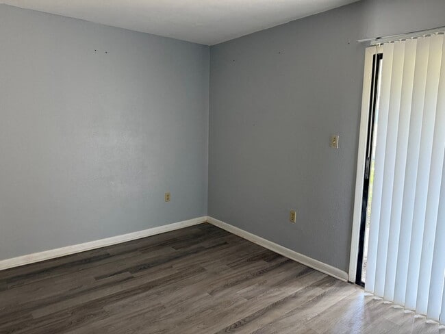 Photo - * MOVE IN SPECIAL * 1/2 OFF 2ND MONTH'S RENT!! Spacious 876 SF Unit - 2 bd / 1 ba near UF - Brand...