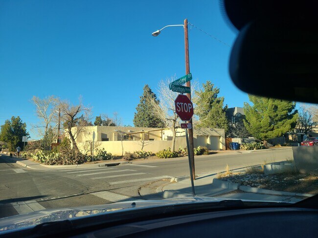 NEAR BANDELIER ELEMENTARY SCHOOL IN A GREAT NOB HILL NEIGHBORHOOD. NICE 3 BEDROOM DUPLEX. PEACEFUL. - 522 Wellesley Dr SE Unidad 4