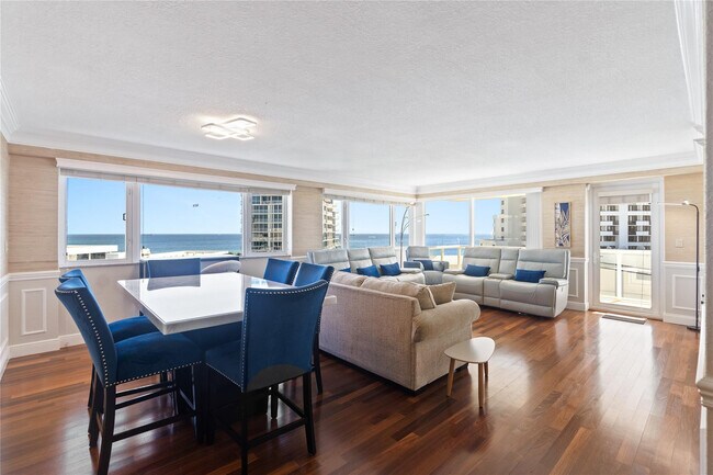 Building Photo - 3000 Holiday Dr Unit 1002