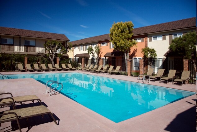 Pool - Tustin Parc Townhomes & Apartments