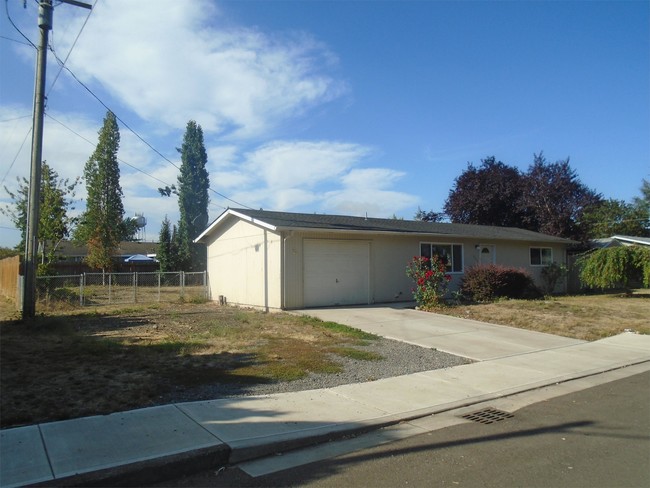 Photo - 406 Clover St House