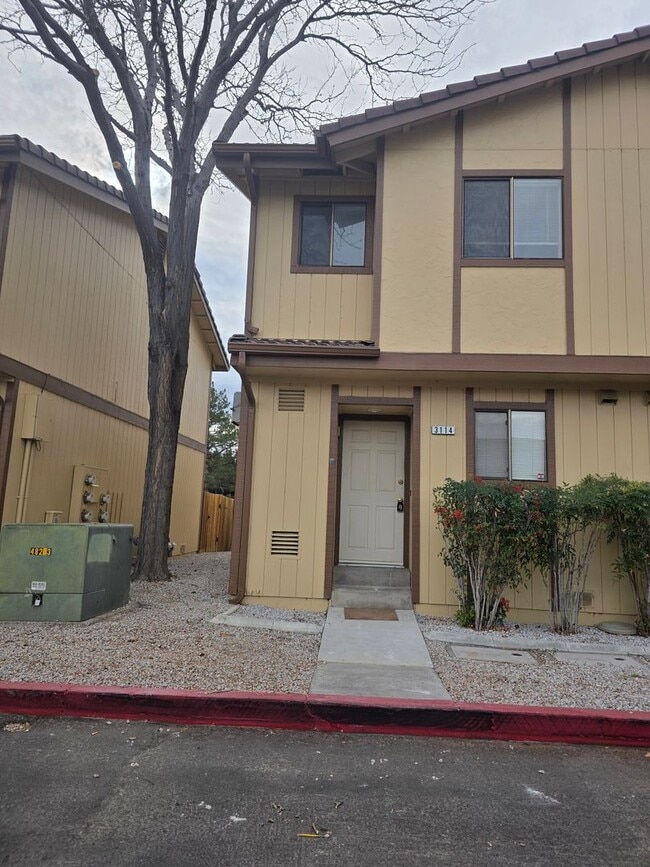 Building Photo - Cute Townhouse