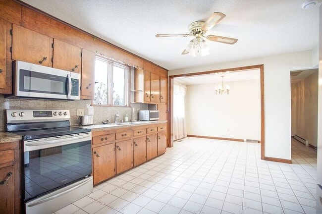 Building Photo - 13 1/2 Weston Street Unit 1