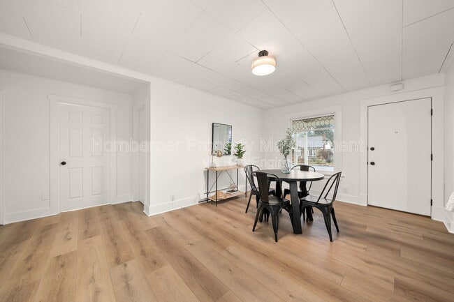 Photo - 627 E Wellesley Ave