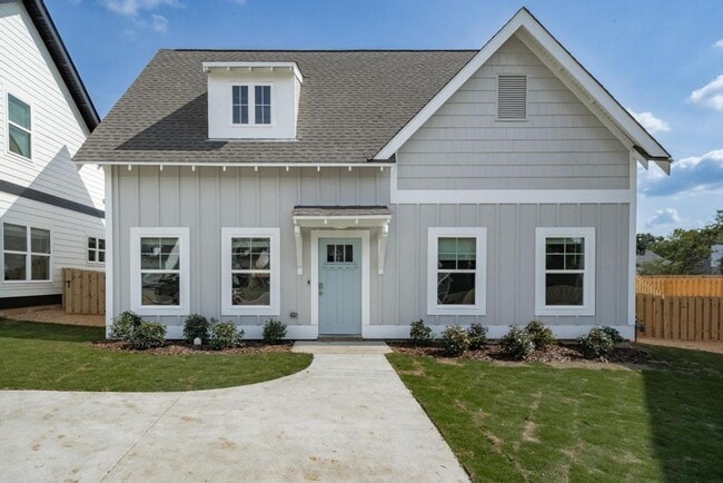 Building Photo - Spacious 3 Bedroom House with Primary Suite on Main Level