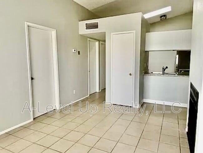 Photo - 401 E Thoroughbred St