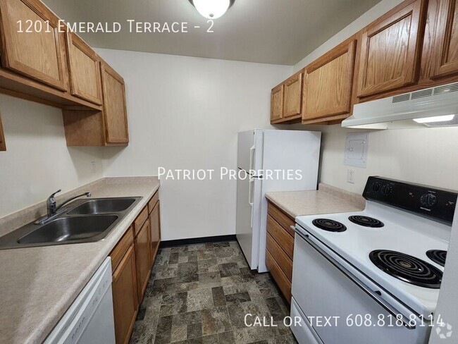 Building Photo - 1 bedroom/ 1 bath apartment in Sun Prairie... Unit 2