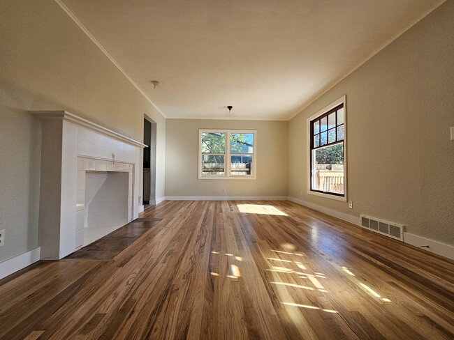 Living/Dining Room Combo - 13225 SE Oatfield Rd Apartments Unit 13225