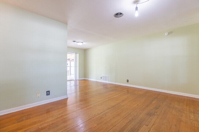 Photo - 422 Sandalwood Ln