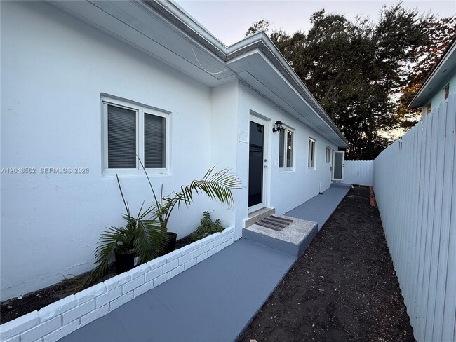 Building Photo - 1122 NW 32nd Ct Unit front