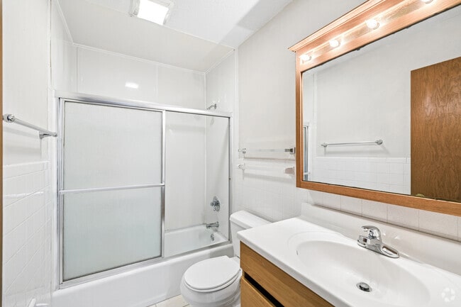 2BR, 1BA - 1,000SF - Bathroom