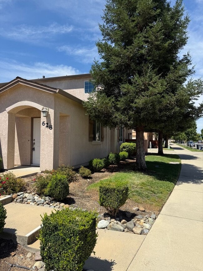 Building Photo - 3-bedroom, 2.5-bathroom townhouse located ...