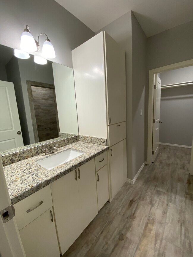 Photo - 1406 W Heritage Dr Unit 4