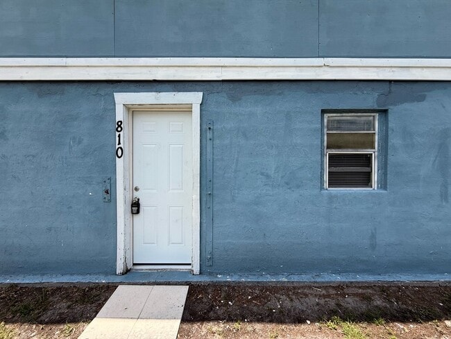 Building Photo - 810 20th Ave S