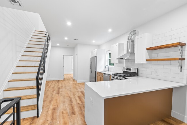 Photo - 442 W Queen Ln