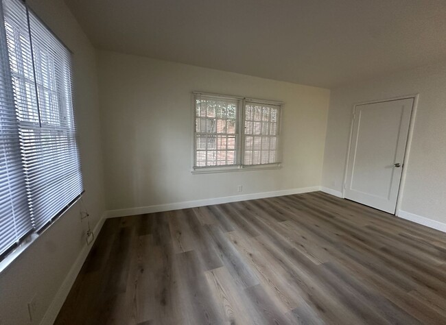 Charming studio just minutes away from all... - Charming studio just minutes away from all... Apartment Unit 2