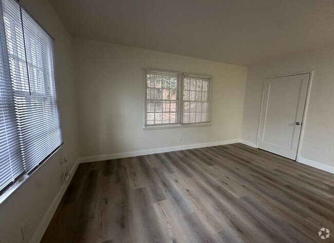 Building Photo - Charming studio just minutes away from all... Unit 2 Rental