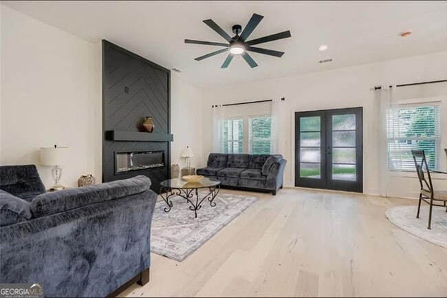 Photo - 854 Smith St SW