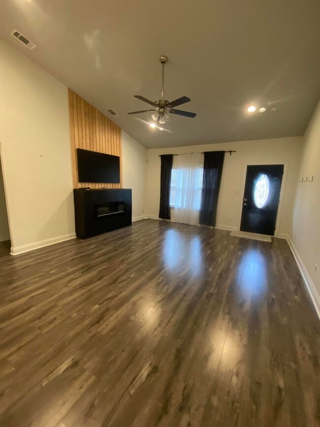 Photo - 6841 Nelson St