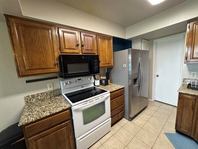 Photo - 3-bedroom Condo in Quail Springs area, fully furnished! You only pay Electric and Internet! Unit 27A