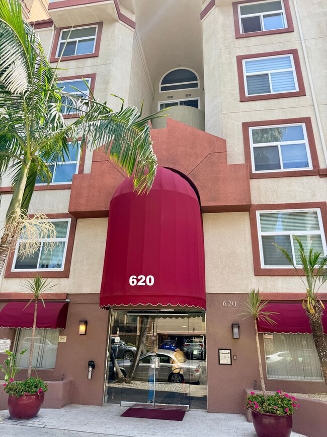 Building Photo - 620 S Gramercy Pl Unit 221