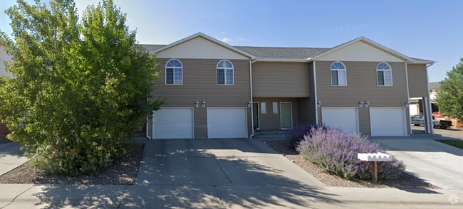 Building Photo - Large Eastside Townhouse