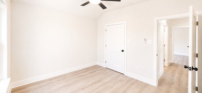 Photo - 142 College St