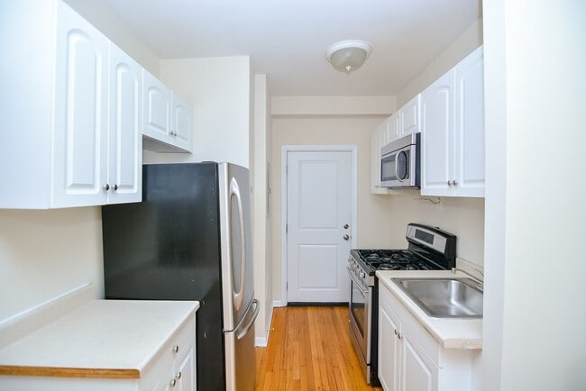 Photo - 906 W Addison St Unit 3