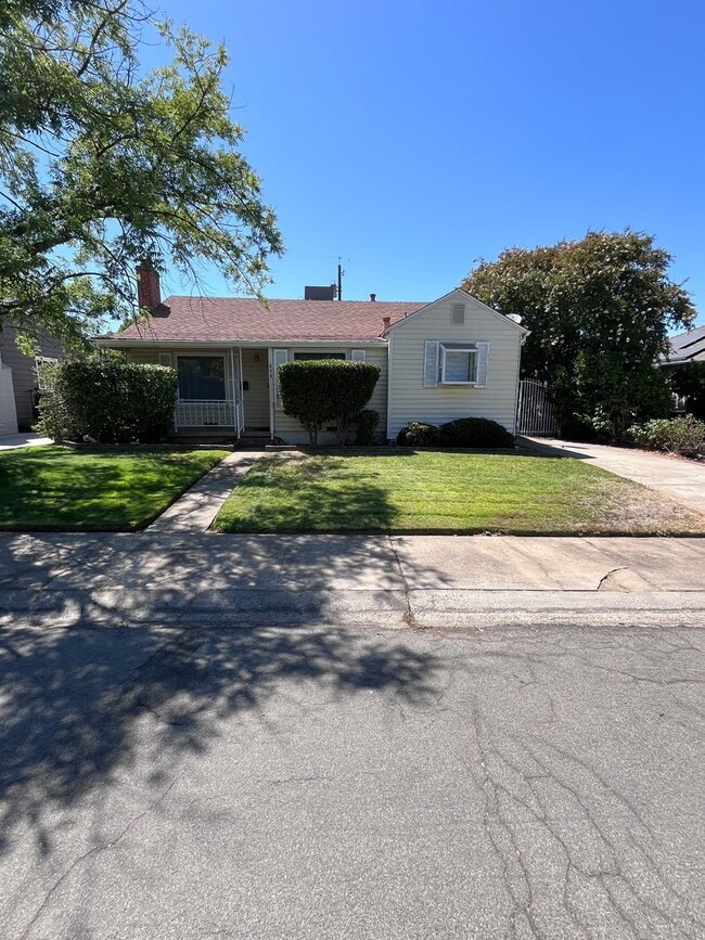 Building Photo - CUTE 2 BEDROOM HOME IN EAST SAC!!