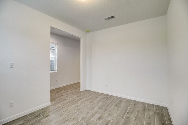Photo - 117 Lacey Oak Lp