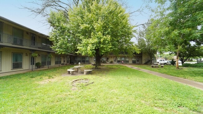 Photo - FOR LEASE! 1 Bedroom - 1 Bath - At the Town House Apartments in Weatherford!
