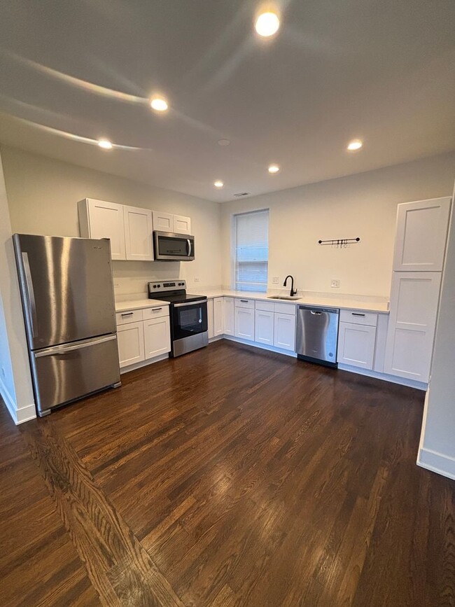 Building Photo - Newly Renovated Unit 134-3