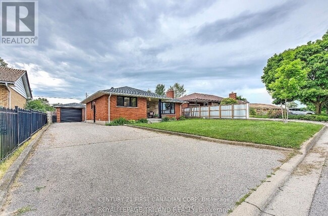 Photo - 215 Buckingham St
