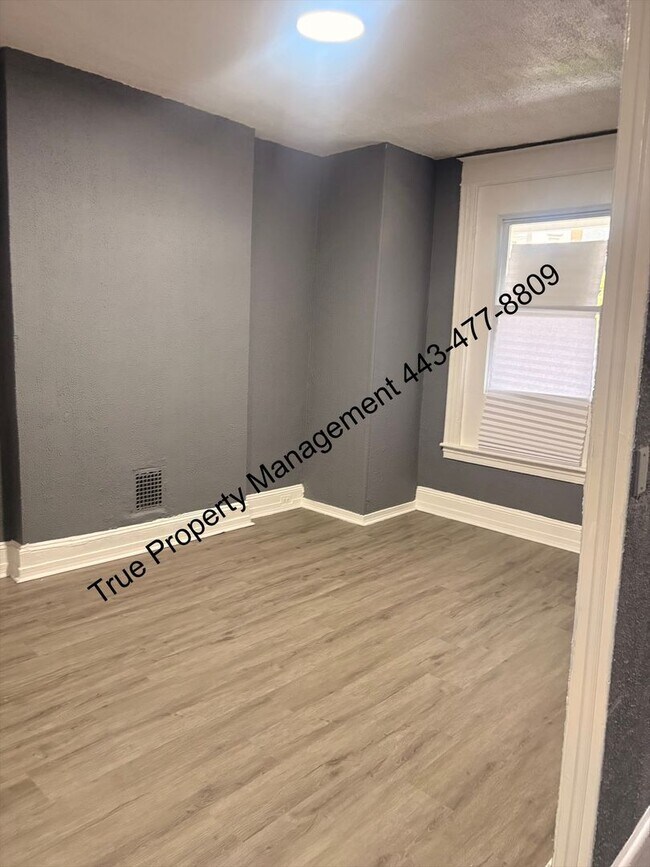 Photo - 3127 Baker St