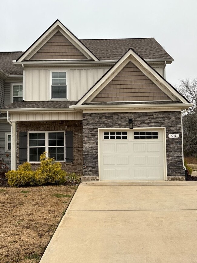 Building Photo - Beautiful & Spacious Townhome in the Center of Manchester!