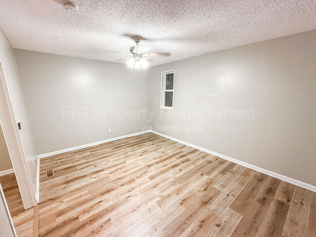 Photo - 811 Castleview Cir