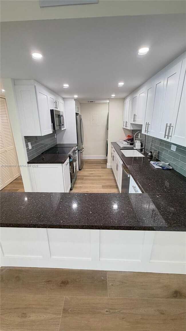 Building Photo - 2451 Brickell Ave Unit 5G