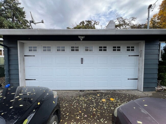 Photo - ?Lovely 3bed/2bath Ranch style home with HUGE private yard in ?